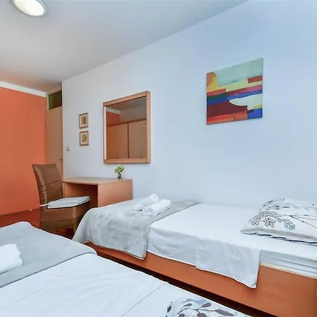 Апартаменти Butterfly In For 6 Persons *